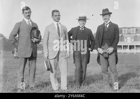 Allemands à Princeton, Weitzer - Lt. Reichenau - Dr Bemer i.e., Berner - Carl Diem, photographie montre des Allemands qui ont visité les États-Unis en 1913 en préparation des Jeux olympiques de Berlin de 1916. Sont inclus : (de gauche à droite) Josef Waitzer (1884-1966), athlète et entraîneur allemand ; officier militaire Walter von Reichenau (1884-1942) ; sportswriter Dr Martin Berner ; et administrateur sportif Carl Diem (1882-1962)., entre environ 1910 et environ 1915, négatifs en verre, 1 négatif : verre ; 5 x 7 po. ou plus petit. Banque D'Images