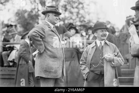 Août Belmont & Paul Cravath, photo montre l'avocat de New York Paul Drennan Cravath (1861-1940) (à gauche) avec le financier August Belmont, Jr. (1853-1924) probablement à un spectacle équestre, peut-être le Saddle Horse Show on Belmont, long Island, rapporté dans le New York Times le 30 mai 1912., 1912?, Glass négatifs, 1 négatif : Glass; 5 x 7 pouces ou plus petit. Banque D'Images