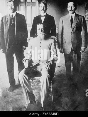 F. Escudero, Gen. F. Angeles, R. Zubaran, Gen. V. Carranza, photo Shows leaders of the Mexican Revolution (1910-1920) : Venustiano Carranza de la Garza (1859-1920), Francisco Escudero, General Felipe Angeles et Rafael Zubaran Capmany. Probablement pris dans Hermosilla, Sonora en 1913 au début du mouvement constitutionnaliste., 1913?, négatifs en verre, 1 négatif : verre ; 5 x 7 po. ou plus petit. Banque D'Images