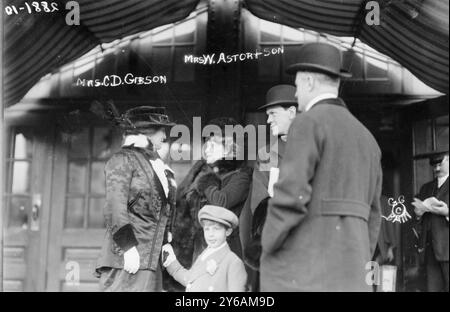 MRS C.D. Gibson, MRS W. Astor & son, photos montrent MRS Charles Dana Gibson, l'ancienne Irene Langhorne (décédée en 1956) avec sa sœur Nancy Astor, vicomtesse Astor (1879-1964), l'épouse de Waldorf Astor, 2e vicomte Astor et son fils ; William Waldorf Astor, 3e vicomte Astor Astor (1907-1966)., entre CA. 1910 et CA. 1915, négatifs en verre, 1 négatif : 5 x 7 po. ou plus petit. Banque D'Images