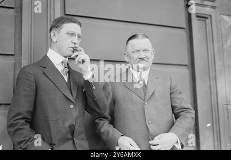 Frank Stevens, concessionnaire, à gauche, et August 'Garry' Herrmann, président des Reds de Cincinnati et de la Commission nationale, à droite (baseball), photo montre Frank Stevens (fils de Harry Stevens), qui était le directeur du New York National League Club en 1913, lors d'une réunion des dirigeants de baseball., vers 1912, négatifs en verre, 1 négatif : verre ; 5 x 7 po. ou plus petit. Banque D'Images