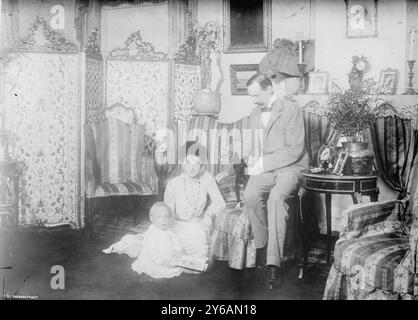 Roi et reine - Norvège, photographie montrant la reine Maud, le roi Haakon et le prince héritier Olaf de Norvège., négatifs en verre, 1 négatif : verre ; 5 x 7 po. ou plus petit. Banque D'Images