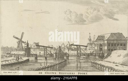 Vue du troisième Regulierspoort d'Amsterdam, du nouveau Regulierspoort (titre sur objet), des portes de la ville d'Amsterdam (titre de la série), images nouvelles et accrocheuses des portes de la ville d'Amsterdam mises en lumière par R.N. Zeeman (titre de la série), vue du Derde Regulierspoort et du pont associé d'Amsterdam construit en 1654-1655, vues de l'extérieur à la ville. Diverses figures le long du quai et sur le pont. Cette porte en pierre a remplacé le deuxième Regulierspoort en bois. Après la quatrième explication et la construction de l'Utrechtsepoort (1664), ce bâtiment a perdu sa fonction de porte de ville. Banque D'Images