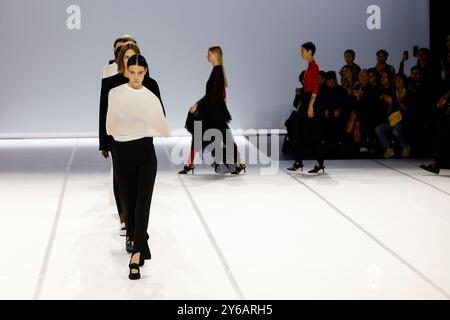 Paris, France. 24 septembre 2024. Piste ALAINPAUL printemps/été 2025 lors de la Fashion week de Paris le 2024 septembre - Paris, France, 24/09/2024 crédit : dpa/Alamy Live News Banque D'Images