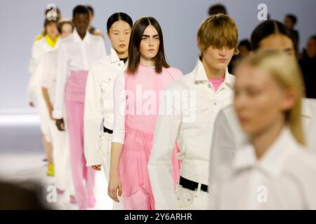 Paris, France. 24 septembre 2024. Piste ALAINPAUL printemps/été 2025 lors de la Fashion week de Paris le 2024 septembre - Paris, France, 24/09/2024 crédit : dpa/Alamy Live News Banque D'Images