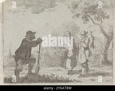 Agriculteurs en conversation, Un agriculteur se penche sur sa bêche. Sur le chemin en face de lui se trouvent un homme, avec un bâton sur l'épaule duquel pend un lièvre qu'il vient de tirer, et une femme., impression, imprimeur : Marten J. Waefelaers, (mentionné sur l'objet), Zuid-Nederland, 1779 - 1793, papier, gravure, gravure, hauteur, 60 mm × largeur, 77 mm Banque D'Images