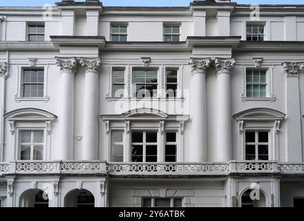 Élégants appartements anciens ou maisons de ville dans le centre de Londres, avec balcons et colonnes grecques décoratives Banque D'Images