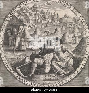 Juin : Making Hay, les douze mois de l'année représentés dans Scenes from folk Life (titre de la série), schemata XII. Mensium (...) (titre de la série), le mois de juin : un couple de fermiers aimant se reposant en faisant du foin. En arrière-plan balles de foin et agriculteurs dans un champ. Au-dessus du centre se trouve le signe du zodiaque qui appartient au mois de juin : le cancer. L'impression a un cadre avec un lettrage de bord en latin qui fait référence aux œuvres du mois de juin. Copie miroir de l'estampe du même nom par Crispijn van de passe (I)., estampe, imprimeur : anonyme, après estampe par : Crispijn van de passe (I), af Banque D'Images