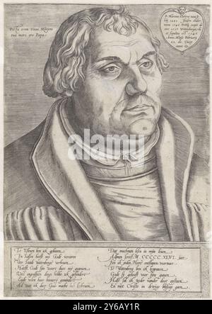 Portrait de Martin Luther, Portrait du théologien Martin Luther. En haut à droite dans un cartouche en forme de coeur une inscription de huit lignes avec des informations biographiques en latin. En haut à gauche deux lignes en latin. Dans le cadre ci-dessous son portrait un poème de quatorze lignes, en deux colonnes, en néerlandais., estampe, imprimeur : Paulus van Wtewael, (peut-être), après conception par : Lucas Cranach (II), pays-Bas du Nord, 1565 - 1611, papier, gravure, hauteur, 315 mm × largeur, 220 mm Banque D'Images