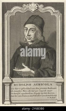 Portrait Rodolphe d'Agricola, buste Portrait à gauche de Rodolphe d'Agricola, réformateur d'église et érudit de langue latine, avec coiffe. Entourant un cadre ornemental, sous le portrait le nom du sitter et un verset néerlandais de quatre lignes., estampe, imprimeur : Adolf van der Laan, (mentionné sur l'objet), d'après son propre dessin par : Adolf van der Laan, (mentionné sur l'objet), Gerardus Outhof, (mentionné sur l'objet), 1694 - 1755, papier, gravure, gravure, hauteur, 164 mm × largeur, 105 mm Banque D'Images