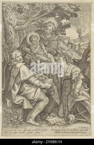 Sainte famille, accompagnée de Catherine d'Alexandrie, Marie est assise avec l'enfant Christ sur ses genoux sous un arbre. Elle donne un fruit à l'enfant. Joseph est assis à côté d'eux et regarde le spectateur. Sainte Catherine d'Alexandrie s'agenouille dans l'adoration devant le Christ et embrasse son pied. En arrière-plan un paysage vallonné. Dans la marge, une légende de quatre lignes, en deux colonnes, en latin., impression, après impression par : Hieronymus Wierix, imprimeur : anonyme, après conception par : Denys Calvaert, après impression par : Anvers, éditeur : Paris, 1611 - 1661, papier, gravure, hauteur, 304 mm × largeur, 203 mm Banque D'Images