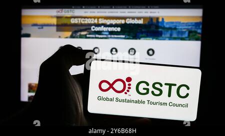 Allemagne. 21 septembre 2024. Dans cette illustration photo, une personne tient un téléphone portable avec le logo de l'organisation Global Sustainable Tourism Council (GSTC) en face de la page Web. (Photo timon Schneider/SOPA images/SIPA USA) *** strictement à des fins éditoriales *** crédit : SIPA USA/Alamy Live News Banque D'Images