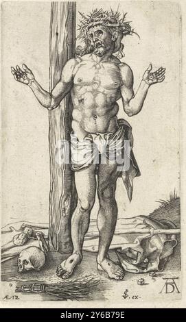 Le Christ comme homme de tristesse, les mains levées, le Christ à la croix (dont seule la poutre verticale est visible), les mains levées pour montrer ses stigmates. A ses pieds un crâne, des dés, un bâton avec une éponge, un paquet de branches et un tissu ou un manteau., estampe, graveur : Johannes Wierix, (attribué à), après estampe par : Albrecht Dürer, (mentionné sur l'objet), éditeur : Claes Jansz. Visscher (II), (mentionné sur l'objet), 1559 - 1563, papier, gravure, hauteur, 115 mm × largeur, 70 mm Banque D'Images