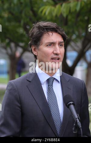 NY, États-Unis. 25 septembre 2024. New York, NY - 24 septembre 2024:.le premier ministre canadien Justin Trudeau s'adresse aux membres de la presse lors d'une séance d'information à l'Assemblée générale des Nations Unies à New York. Trudeau a discuté du rôle du Canada dans la résolution des problèmes mondiaux, y compris les changements climatiques, les droits de la personne et les efforts internationaux de maintien de la paix. Il a souligné l'engagement du Canada à l'égard du multilatéralisme et de la coopération mondiale, soulignant les efforts diplomatiques en cours. Photo : Luiz Rampelotto/EuropaNewswire. (Crédit image : © Luiz Rampelotto/ZUMA Press Wire) USAGE ÉDITORIAL SEULEMENT! Non destiné aux États-Unis commerciaux Banque D'Images