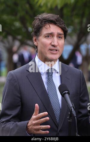 NY, États-Unis. 25 septembre 2024. New York, NY - 24 septembre 2024:.le premier ministre canadien Justin Trudeau s'adresse aux membres de la presse lors d'une séance d'information à l'Assemblée générale des Nations Unies à New York. Trudeau a discuté du rôle du Canada dans la résolution des problèmes mondiaux, y compris les changements climatiques, les droits de la personne et les efforts internationaux de maintien de la paix. Il a souligné l'engagement du Canada à l'égard du multilatéralisme et de la coopération mondiale, soulignant les efforts diplomatiques en cours. Photo : Luiz Rampelotto/EuropaNewswire. (Crédit image : © Luiz Rampelotto/ZUMA Press Wire) USAGE ÉDITORIAL SEULEMENT! Non destiné aux États-Unis commerciaux Banque D'Images