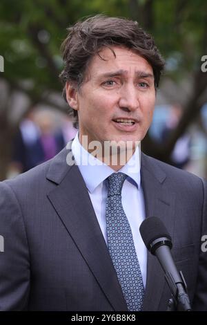 NY, États-Unis. 25 septembre 2024. New York, NY - 24 septembre 2024:.le premier ministre canadien Justin Trudeau s'adresse aux membres de la presse lors d'une séance d'information à l'Assemblée générale des Nations Unies à New York. Trudeau a discuté du rôle du Canada dans la résolution des problèmes mondiaux, y compris les changements climatiques, les droits de la personne et les efforts internationaux de maintien de la paix. Il a souligné l'engagement du Canada à l'égard du multilatéralisme et de la coopération mondiale, soulignant les efforts diplomatiques en cours. Photo : Luiz Rampelotto/EuropaNewswire. (Crédit image : © Luiz Rampelotto/ZUMA Press Wire) USAGE ÉDITORIAL SEULEMENT! Non destiné aux États-Unis commerciaux Banque D'Images