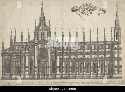 Cathédrale de Milan, il Duomo di Milano (titre sur objet), vue latérale de la cathédrale de Milan. A droite le portail et à gauche le chœur. En haut à droite un putto avec une banderole avec du texte. Deux lignes de texte italien dans la marge inférieure., impression, imprimeur : Federico Agnelli, (mentionné sur l'objet), Milaan, 1636 - 1702, papier, gravure, hauteur, 346 mm × largeur, 499 mm Banque D'Images
