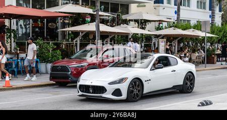 Miami Beach, Floride États-Unis - 6 juin 2024 : 2018 Maserati GranTurismo blanc à miami Beach. Maserati GranTurismo à Ocean Drive. Banque D'Images