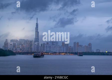 Baie de Saigon et ville par une soirée orageuse Banque D'Images