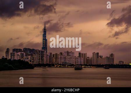 Baie de Saigon et ville par une soirée orageuse Banque D'Images