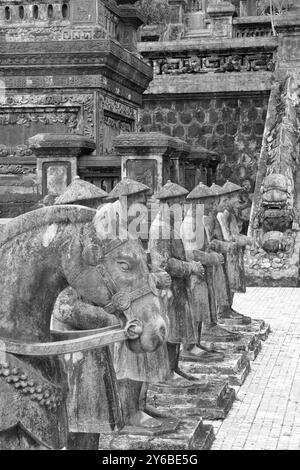Statues de gardien au Tombeau de Khai Dinh, Vietnam Noir et blanc Banque D'Images