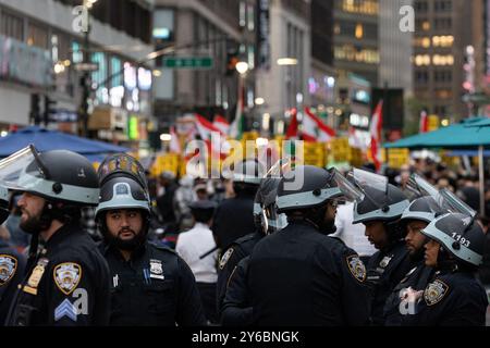 Manhattan, États-Unis. 24 septembre 2024. Les manifestants appellent à la fin de la récente offensive militaire israélienne sur le Sud-Liban à Herald Square, Manhattan, NY, mardi 24 septembre 2024. L'offensive est précédée par l'escalade de l'attaque contre le Liban la semaine dernière, lorsque des dizaines de dispositifs de communication du Hezbollah ont explosé à distance en direction d'Israël. Le Hezbollah renvoie des tirs de roquettes lourds sur Israël en réponse. (Photo de Cristina Matuozzi/Sipa USA) crédit : Sipa USA/Alamy Live News Banque D'Images