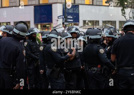 Manhattan, États-Unis. 24 septembre 2024. Les manifestants appellent à la fin de la récente offensive militaire israélienne sur le Sud-Liban à Herald Square, Manhattan, NY, mardi 24 septembre 2024. L'offensive est précédée par l'escalade de l'attaque contre le Liban la semaine dernière, lorsque des dizaines de dispositifs de communication du Hezbollah ont explosé à distance en direction d'Israël. Le Hezbollah renvoie des tirs de roquettes lourds sur Israël en réponse. (Photo de Cristina Matuozzi/Sipa USA) crédit : Sipa USA/Alamy Live News Banque D'Images