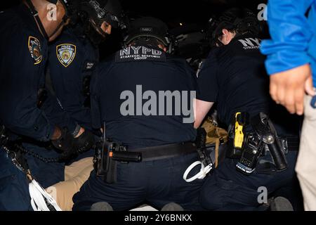 Manhattan, États-Unis. 24 septembre 2024. Les manifestants appellent à la fin de la récente offensive militaire israélienne sur le Sud-Liban à Herald Square, Manhattan, NY, mardi 24 septembre 2024. L'offensive est précédée par l'escalade de l'attaque contre le Liban la semaine dernière, lorsque des dizaines de dispositifs de communication du Hezbollah ont explosé à distance en direction d'Israël. Le Hezbollah renvoie des tirs de roquettes lourds sur Israël en réponse. (Photo de Cristina Matuozzi/Sipa USA) crédit : Sipa USA/Alamy Live News Banque D'Images