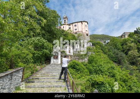 Touriste à Locarno, Suisse, sur le lac majeur, photographies le sanctuaire Madonna del Sasso à Orselina (notre-Dame du Rocher - XVe siècle) Banque D'Images