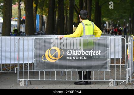 Munich, Deutschland. 24 septembre 2024. 189.Oktoberfest Oktoberfest 2024 le 24 septembre 2024. Personnel de sécurité, personnel de sécurité, sécurité, barrières. ? Crédit : dpa/Alamy Live News Banque D'Images