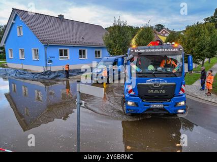Lebus, Allemagne. 25 septembre 2024. Au petit matin, de nouveaux sacs de sable sont livrés par camion pour protéger les maisons des eaux de crue de l’Oder, qui ont déjà inondé les premières routes et chemins. Sacs de sable, glissières de digue et murs de protection - des dommages importants doivent être évités dans les zones inondables de l'est du Brandebourg. Crédit : Patrick Pleul/dpa/Alamy Live News Banque D'Images