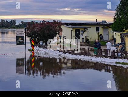 Lebus, Allemagne. 25 septembre 2024. Un restaurant est protégé des eaux de crue de l’Oder par un mur de sacs de sable. Sacs de sable, glissières de digue et murs de protection - des dommages importants doivent être évités dans les zones inondables de l'est du Brandebourg. Crédit : Patrick Pleul/dpa/Alamy Live News Banque D'Images