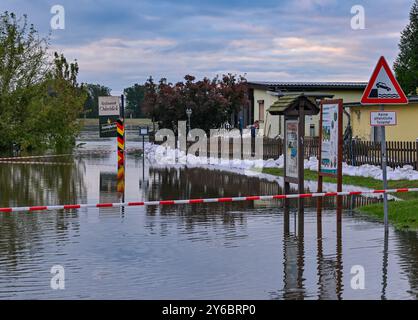 Lebus, Allemagne. 25 septembre 2024. Un restaurant est protégé des eaux de crue de l’Oder par un mur de sacs de sable. Sacs de sable, glissières de digue et murs de protection - des dommages importants doivent être évités dans les zones inondables de l'est du Brandebourg. Crédit : Patrick Pleul/dpa/Alamy Live News Banque D'Images