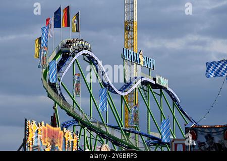 Munich, Deutschland. 24 septembre 2024. 189.Oktoberfest Oktoberfest 2024 le 24 septembre 2024. ALPINA BAHN Ride, montagnes russes ? Crédit : dpa/Alamy Live News Banque D'Images