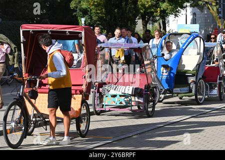 Munich, Deutschland. 24 septembre 2024. 189.Oktoberfest Oktoberfest 2024 le 24 septembre 2024. Rickshaws attendant les invités, les chauffeurs de rickshaw, rickshaw, ? Crédit : dpa/Alamy Live News Banque D'Images