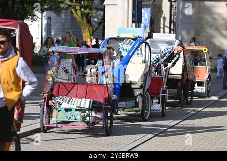 Munich, Deutschland. 24 septembre 2024. 189.Oktoberfest Oktoberfest 2024 le 24 septembre 2024. Rickshaws attendant les invités, les chauffeurs de rickshaw, rickshaw, ? Crédit : dpa/Alamy Live News Banque D'Images