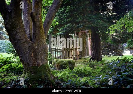 Île de Bainbridge, Washington, États-Unis. 24 septembre 2024. Une belle clôture orne le jardin japonais de la réserve Bloedel. La réserve Bloedel est un jardin forestier de 150 acres situé sur l'île de Bainbridge, dans l'État de Washington, aux États-Unis. Il a été créé par Virginia et Prentice Bloedel, vice-président de la compagnie de bois MacMillan Bloedel Limited, sous l'influence du mouvement de conservation et de la philosophie asiatique. (Crédit image : © Bruce Chambers/ZUMA Press Wire) USAGE ÉDITORIAL SEULEMENT! Non destiné à UN USAGE commercial ! Banque D'Images