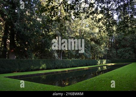 Île de Bainbridge, Washington, États-Unis. 24 septembre 2024. Une piscine réfléchissante isolée est une caractéristique unique de la réserve Bloedel. La réserve Bloedel est un jardin forestier de 150 acres situé sur l'île de Bainbridge, dans l'État de Washington, aux États-Unis. Il a été créé par Virginia et Prentice Bloedel, vice-président de la compagnie de bois MacMillan Bloedel Limited, sous l'influence du mouvement de conservation et de la philosophie asiatique. (Crédit image : © Bruce Chambers/ZUMA Press Wire) USAGE ÉDITORIAL SEULEMENT! Non destiné à UN USAGE commercial ! Banque D'Images