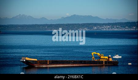 Île de Bainbridge, Washington, États-Unis. 24 septembre 2024. La vue depuis le manoir à Bloedel Reserve. La réserve Bloedel est un jardin forestier de 150 acres situé sur l'île de Bainbridge, dans l'État de Washington, aux États-Unis. Il a été créé par Virginia et Prentice Bloedel, vice-président de la compagnie de bois MacMillan Bloedel Limited, sous l'influence du mouvement de conservation et de la philosophie asiatique. (Crédit image : © Bruce Chambers/ZUMA Press Wire) USAGE ÉDITORIAL SEULEMENT! Non destiné à UN USAGE commercial ! Banque D'Images