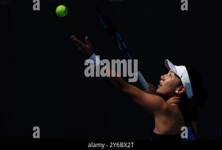 Pékin, Chine. 25 septembre 2024. Wang Xinyu, de Chine, sert lors du premier tour féminin contre Hontama mai, du Japon, au tournoi de tennis de Chine 2024 à Beijing, capitale de la Chine, le 25 septembre 2024. Crédit : Bai Xuefei/Xinhua/Alamy Live News Banque D'Images