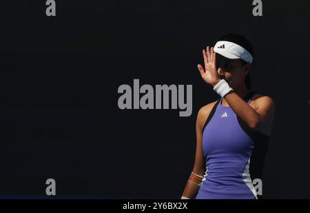 Pékin, Chine. 25 septembre 2024. Wang Xinyu, de Chine, réagit lors du premier tour féminin contre Hontama mai, du Japon, au tournoi de tennis de Chine 2024 à Pékin, capitale de la Chine, le 25 septembre 2024. Crédit : Bai Xuefei/Xinhua/Alamy Live News Banque D'Images