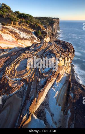 vue élevée depuis le sommet de la falaise sur l'océan dans le parc national de bouddi sur la côte centrale de nouvelle-galles du sud Banque D'Images