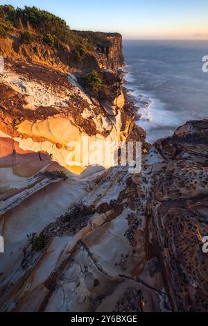 vue depuis le sommet de la falaise sur l'océan dans le parc national de bouddi sur la côte centrale de nouvelle-galles du sud Banque D'Images