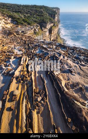 lignes de tête vue depuis le sommet de la falaise au-dessus de l'océan dans le parc national de bouddi sur la côte centrale de nouvelle-galles du sud Banque D'Images