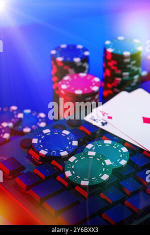 Un arrangement vibrant de jetons de poker et de cartes à jouer sur un clavier de jeu Banque D'Images