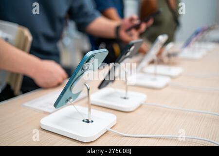 Bangkok, Thaïlande - 21 septembre 2024 : Apple iPhone 16 monté sur un stand à l'Apple Store. Banque D'Images