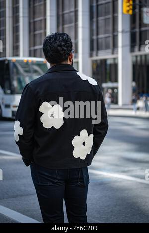 Élégamment habillé jeune homme dans la ville urbaine. Beau homme élégant avec manteau noir. Homme à la mode debout dans une rue. Homme élégant en laine noire Banque D'Images