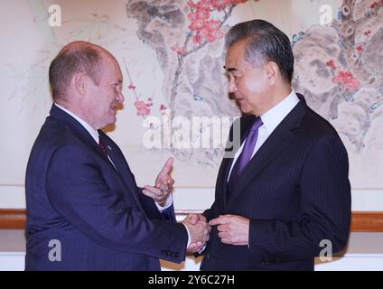 New York, États-Unis. 24 septembre 2024. Le ministre chinois des Affaires étrangères Wang Yi, également membre du Bureau politique du Comité central du Parti communiste chinois, rencontre le sénateur américain Chris Coons en marge de l'Assemblée générale des Nations Unies à New York, aux États-Unis, le 24 septembre 2024. Les deux parties ont échangé leurs vues sur les relations sino-américaines et sur des questions d'intérêt commun. Crédit : Wu Xiaoling/Xinhua/Alamy Live News Banque D'Images