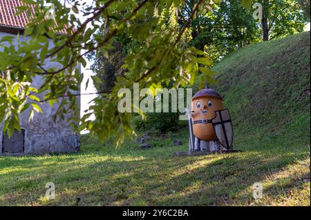 Une statue joyeuse du personnage de dessin animé, le gland de chêne, garde le parc vert pendant la journée Banque D'Images