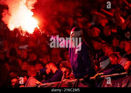 Rostock, Deutschland 24. Septembre 2024 : 3. Liga - 2024/2025 - FC Hansa Rostock v. SpVgg Unterhaching Im Bild : Ein Fan, Ultra von Hansa Rostock mit blau-weiss -roter Sturmhaube vermummt, hält im Fanblock ein Bengalo in der hand. /// la réglementation DFB interdit toute utilisation de photographies comme séquences d'images et/ou quasi-vidéo. /// Banque D'Images